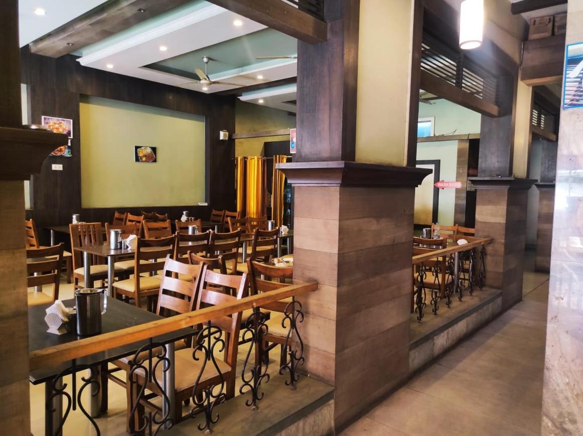 Hotel Sham Suman Kolhapur Bagian luar foto