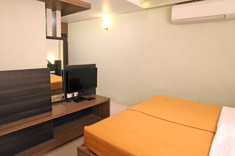 Hotel Sham Suman Kolhapur Bagian luar foto