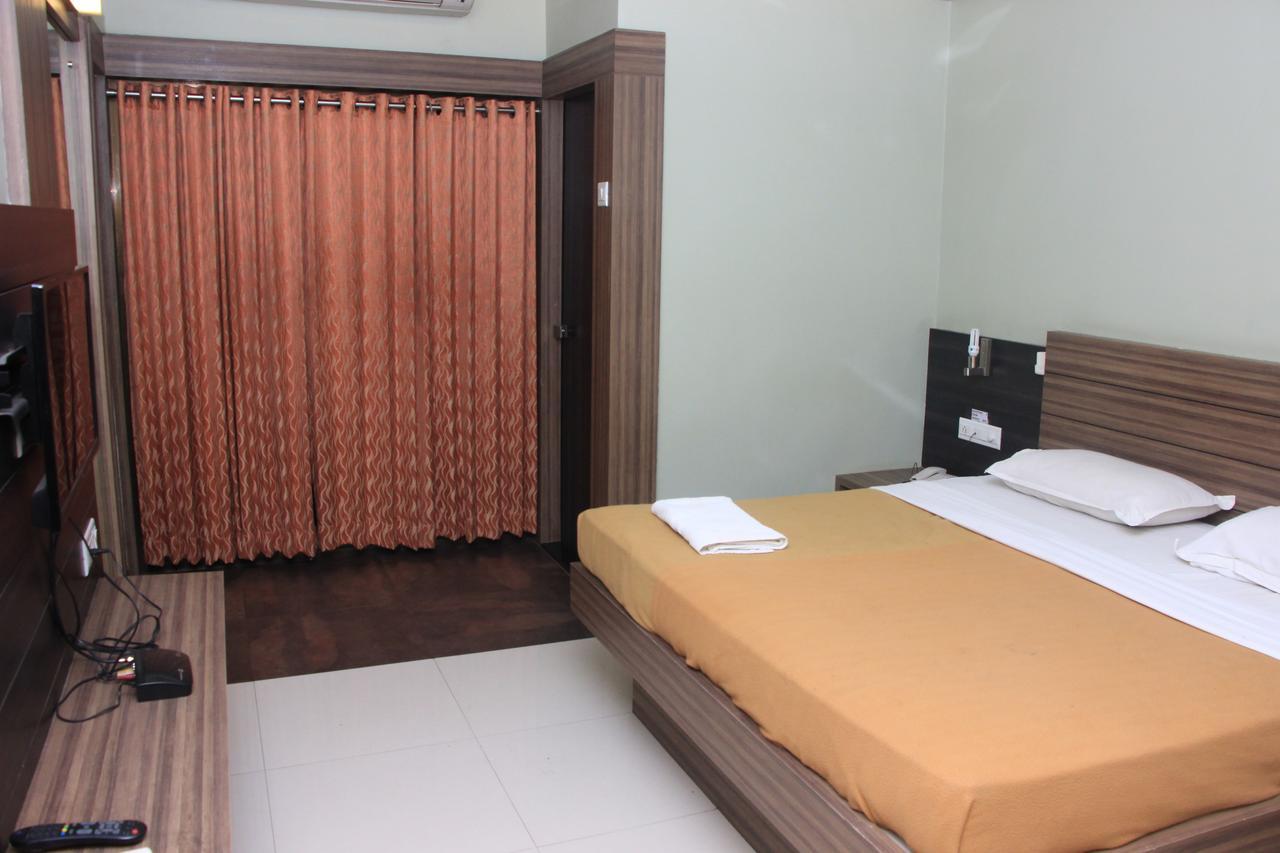 Hotel Sham Suman Kolhapur Bagian luar foto