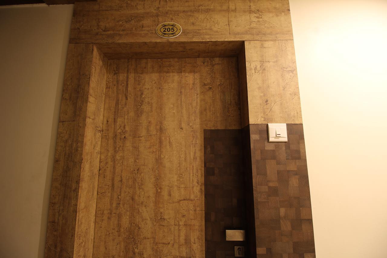 Hotel Sham Suman Kolhapur Bagian luar foto